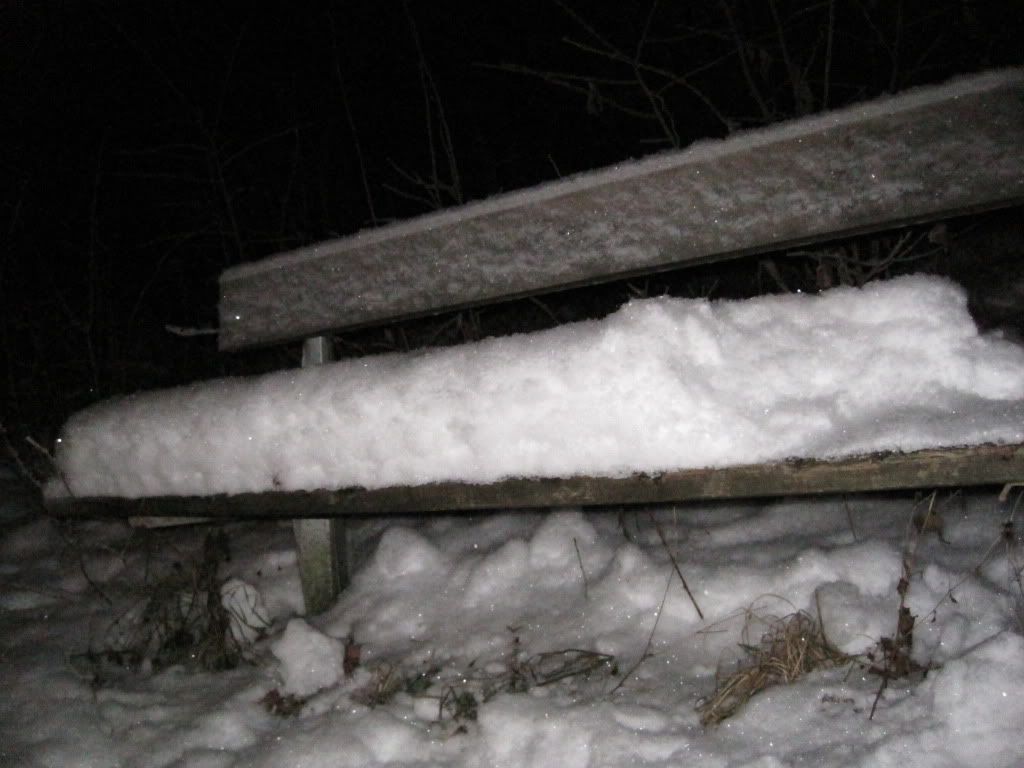 Snö på bänken