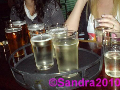 After work-hets Tre tjejer på Harrys 7 minuter innan after worken är slut :)