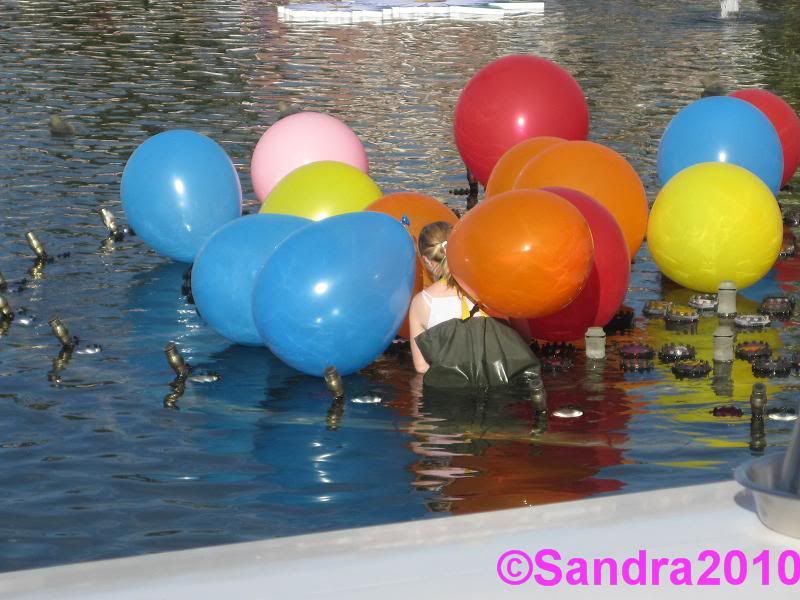 Jag konstaterade att mitt jobb nog inte är så dumt ändå... Sätta upp ballonger i ankdammen på Liseberg verkar vara något mer b... :)