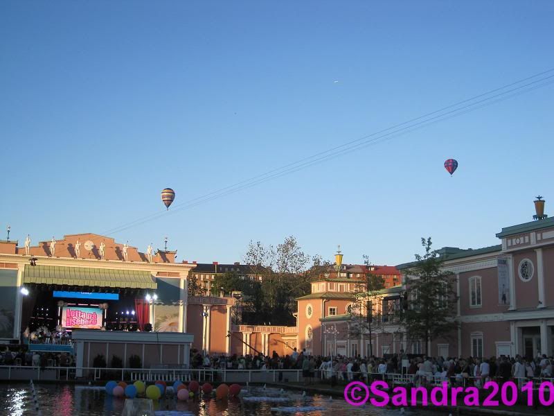 Några fick för sig att ta sig en tur med sina luftballonger... Vackert inslag på sommarkväll-himlen!
